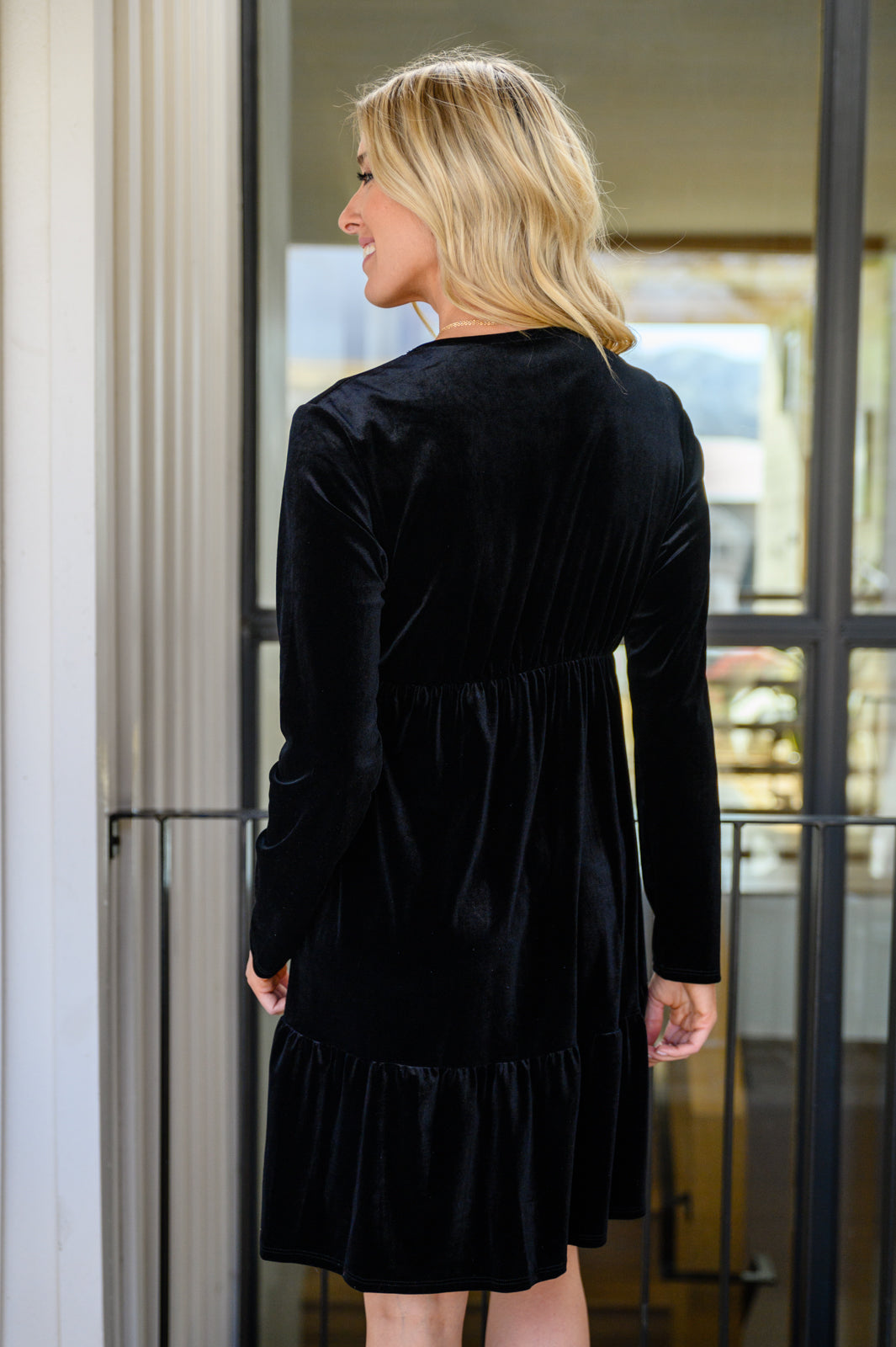 Vestido Jentsyn de terciopelo con cuello en V en color negro