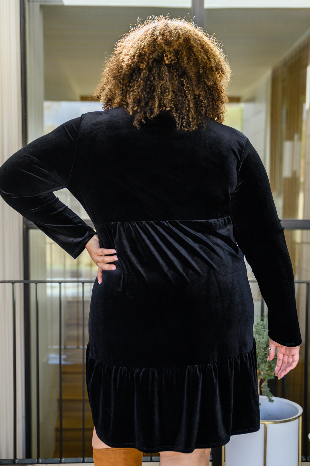 Vestido Jentsyn de terciopelo con cuello en V en color negro