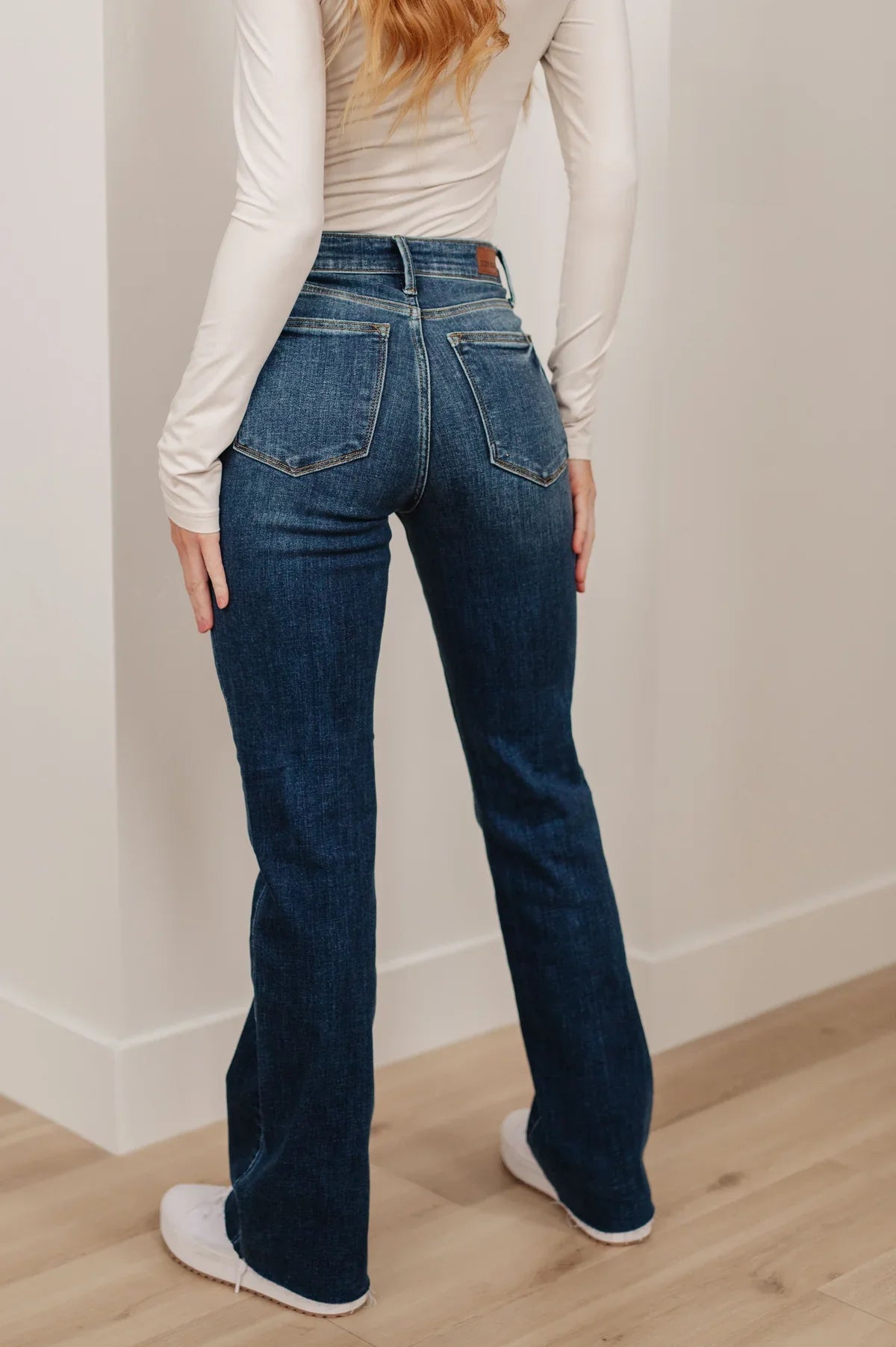 Jeans Josephine de corte bota de tiro medio con bajo sin rematar