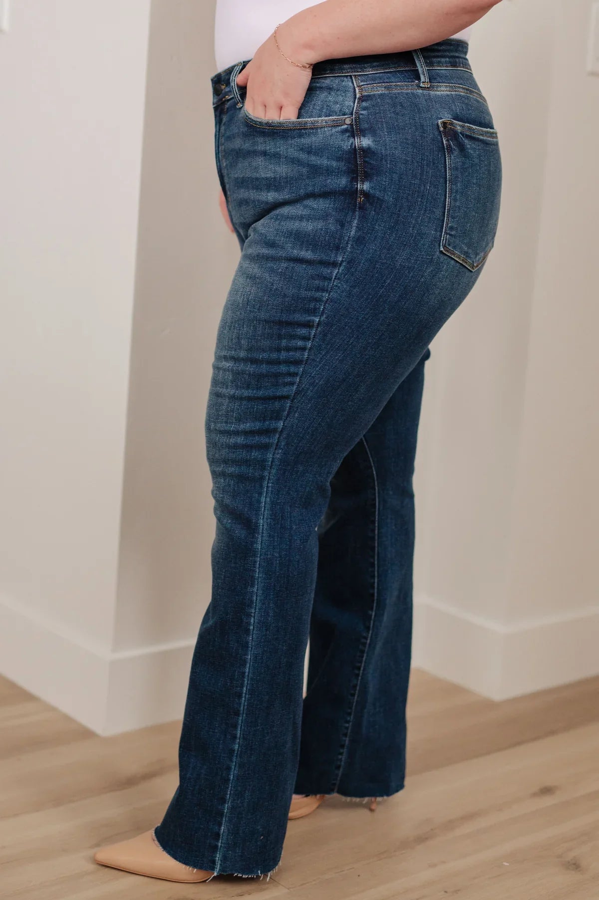 Jeans Josephine de corte bota de tiro medio con bajo sin rematar