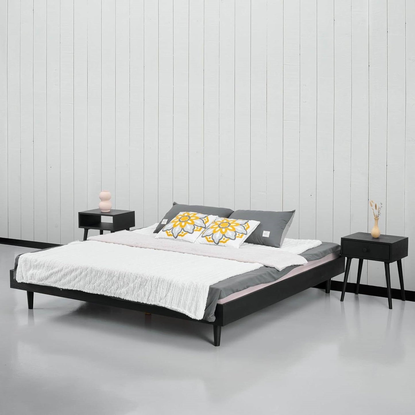 Base de cama King size de estilo Mid-Century Modern con acabado de madera negra
