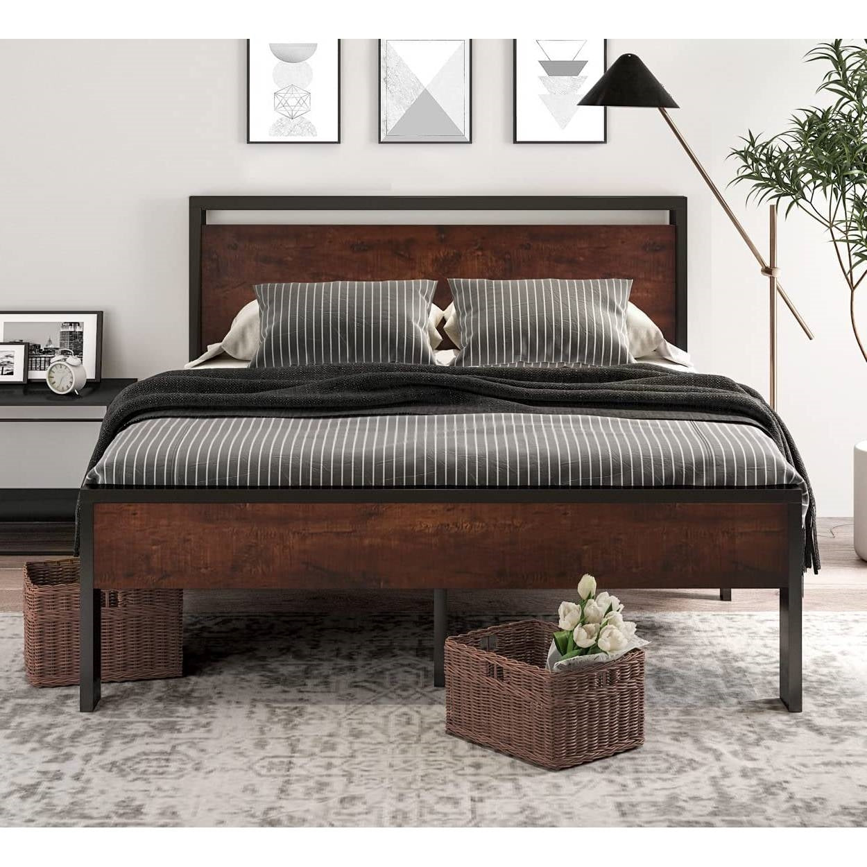 Base de cama de plataforma King de metal con cabecero y piecero de madera de caoba