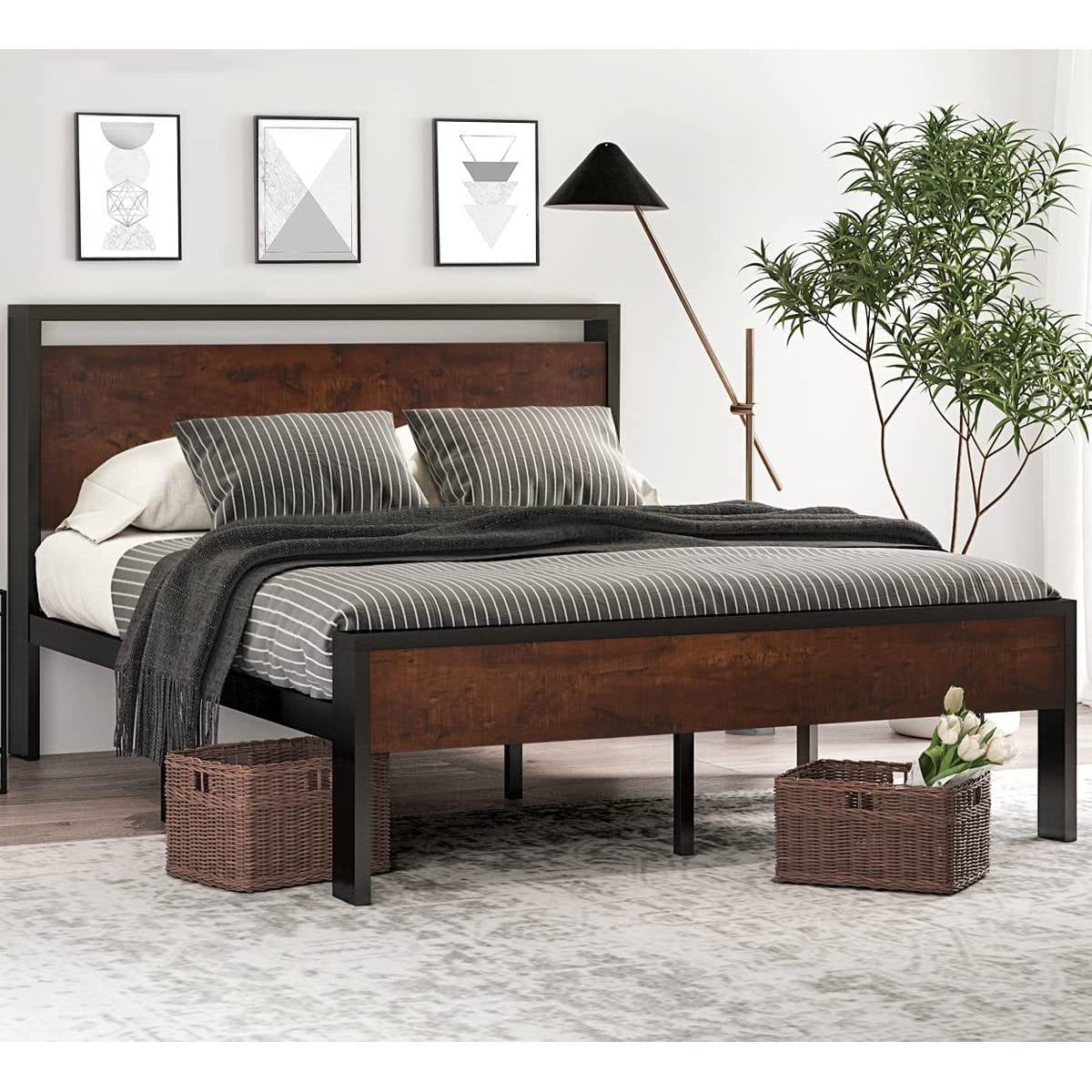 Base de cama de plataforma King de metal con cabecero y piecero de madera de caoba