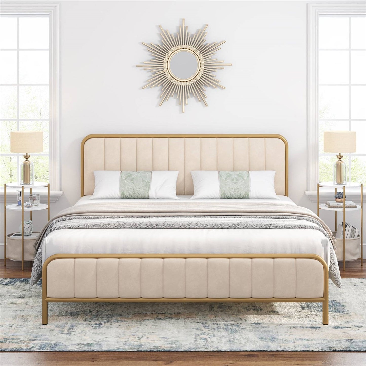 Base de cama tamaño King de metal dorado con cabecero tapizado en blanco roto
