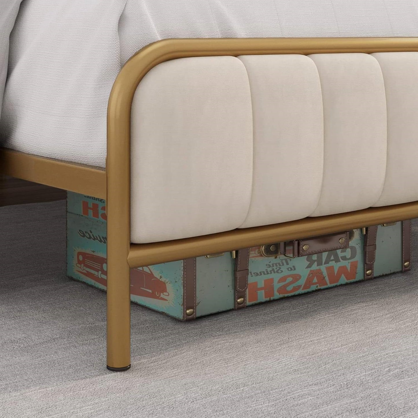 Base de cama tamaño King de metal dorado con cabecero tapizado en blanco roto