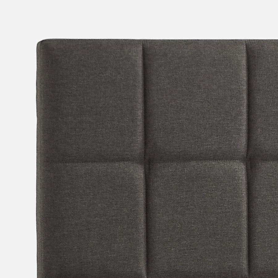 Estructura de cama plataforma tapizada gris tamaño King con cabecero acolchado