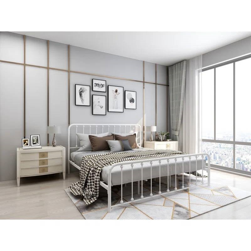 Marco de cama de plataforma King de metal blanco con cabecera y pie de cama de esquinas redondeadas