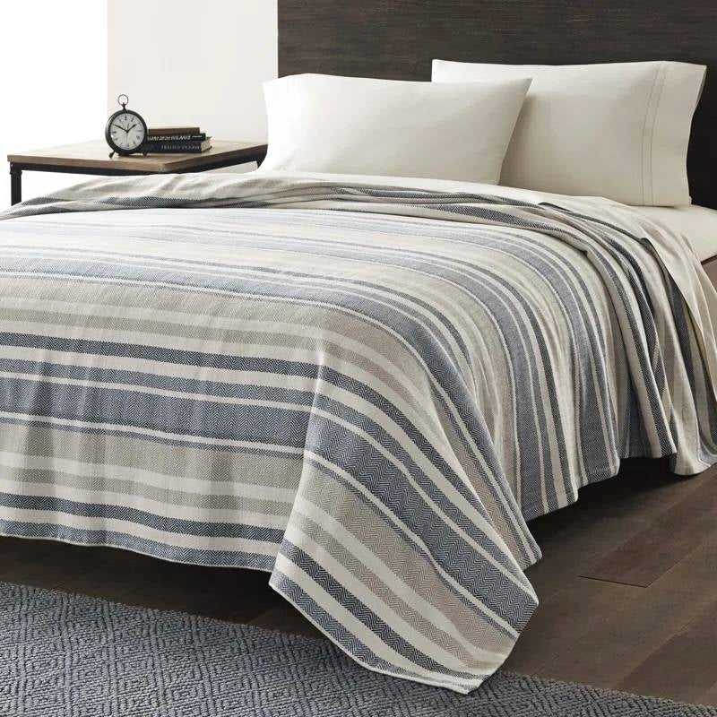 Manta Ligera de Algodón con Rayas Chevron, Color Azul Marino, Beige y Crema, Tamaño King