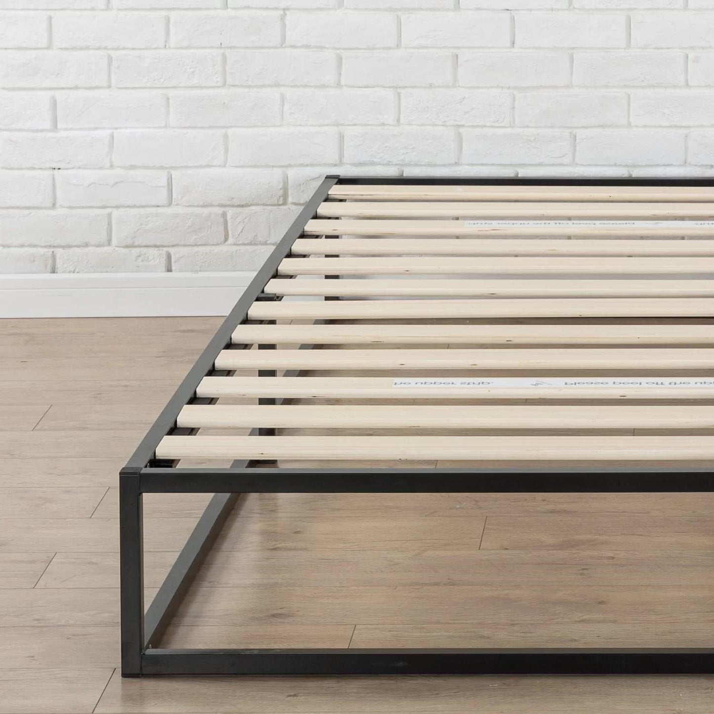 Base de cama con plataforma de metal y listones de madera, moderna, perfil bajo, 25,4 cm, tamaño King