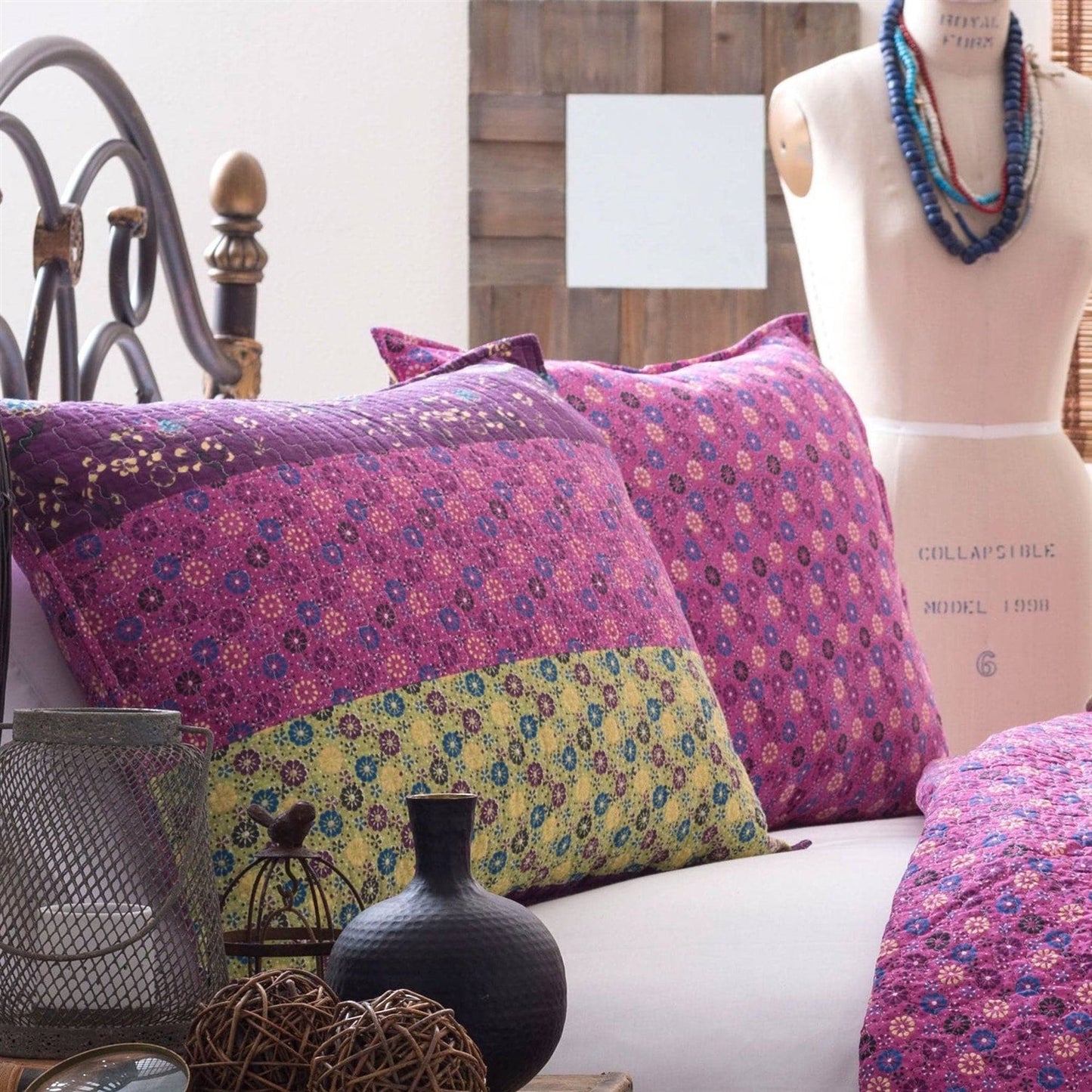 Juego de edredón liviano reversible con estampado floral bohemio en morado y amarillo vibrante, tamaño king