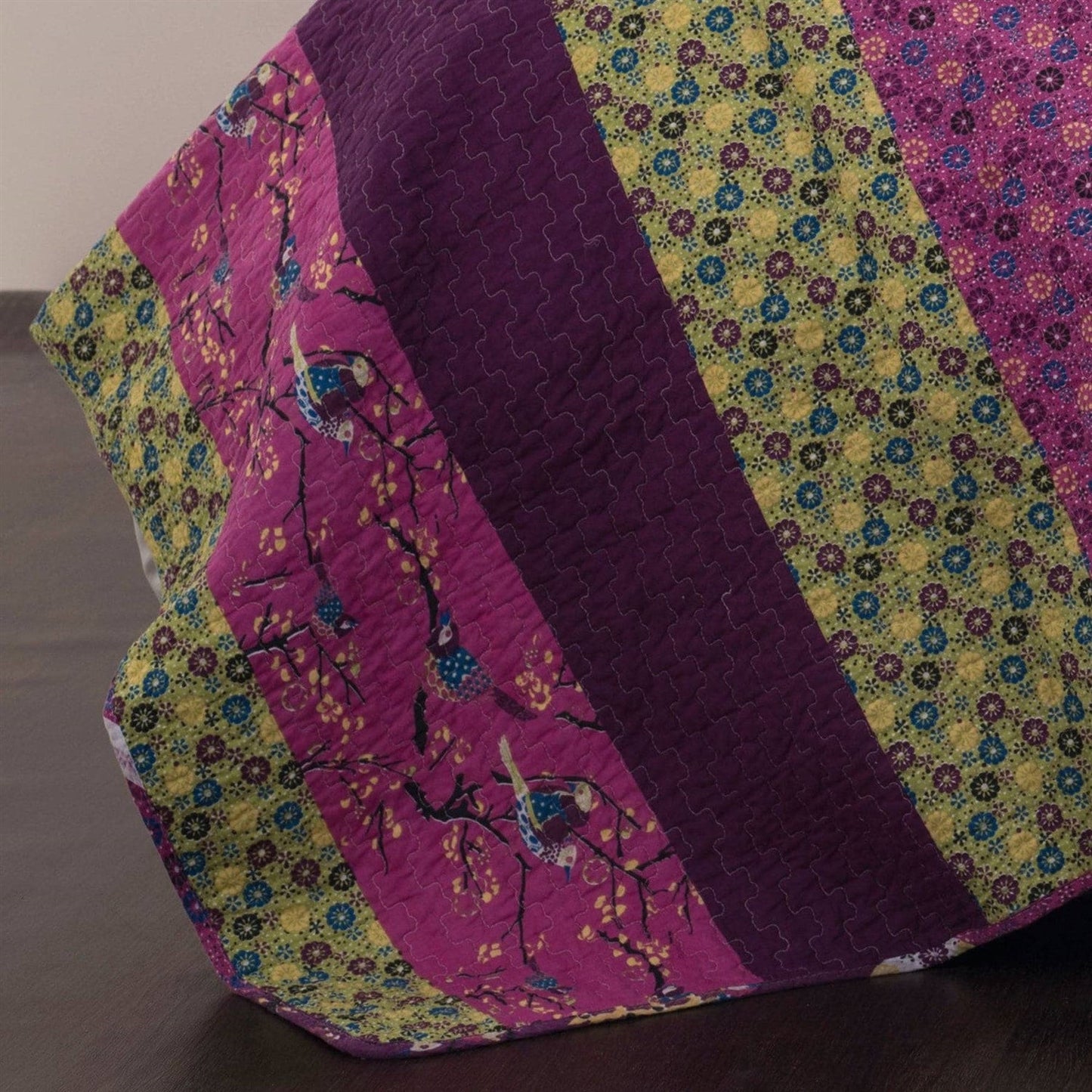 Juego de edredón liviano reversible con estampado floral bohemio en morado y amarillo vibrante, tamaño king