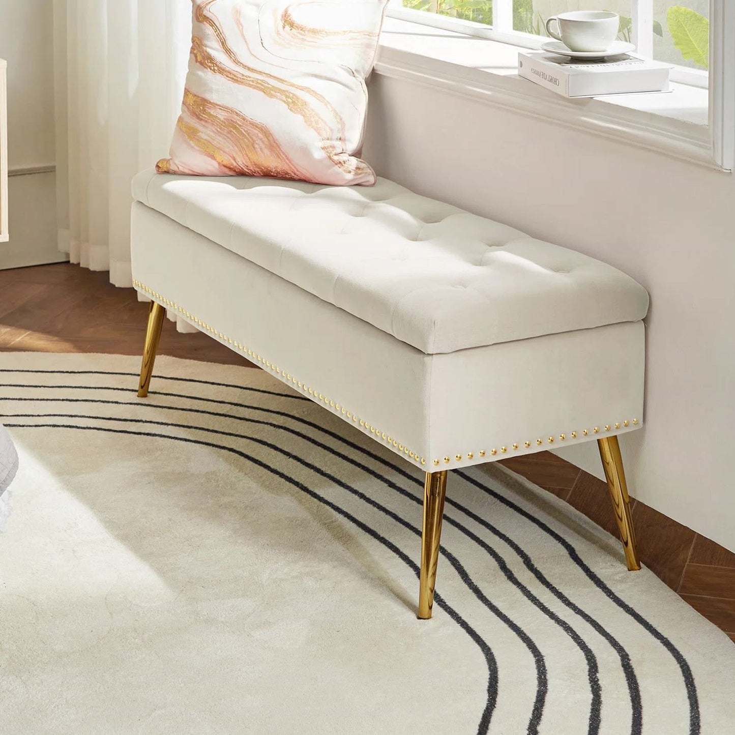 Banco de almacenamiento para cama Mid-Century Modern con asiento de terciopelo color marfil y patas doradas