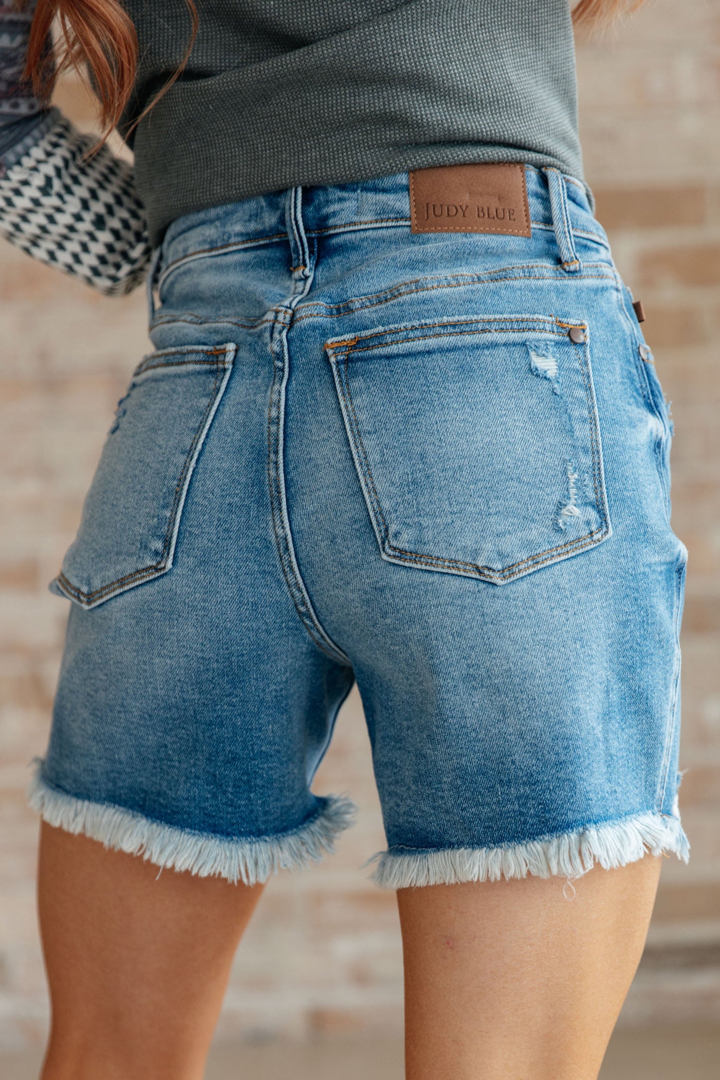 Shorts Kara de talle alto rígidos con botones ocultos y bajo cortado