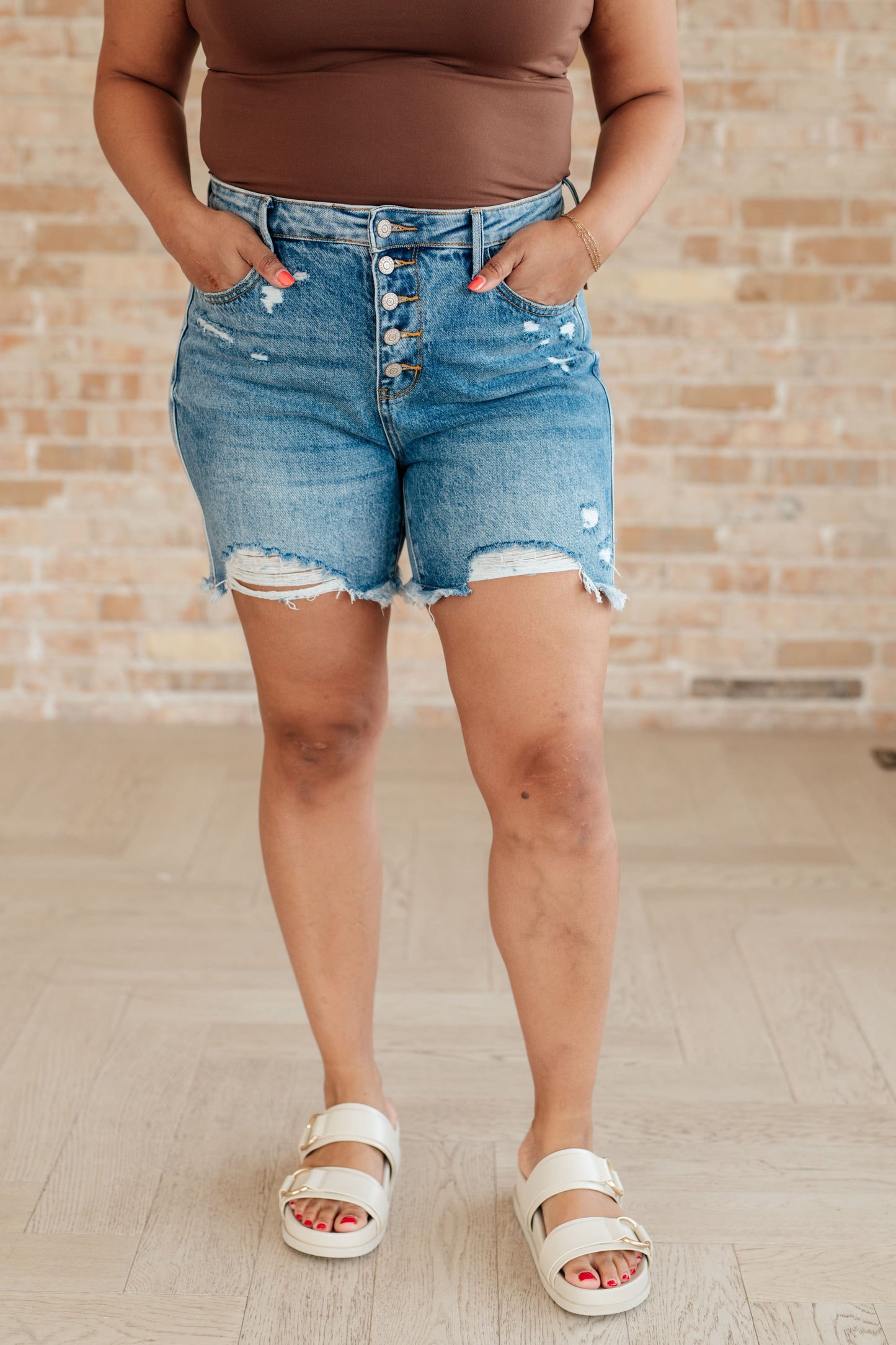 Shorts Kara de talle alto rígidos con botones ocultos y bajo cortado