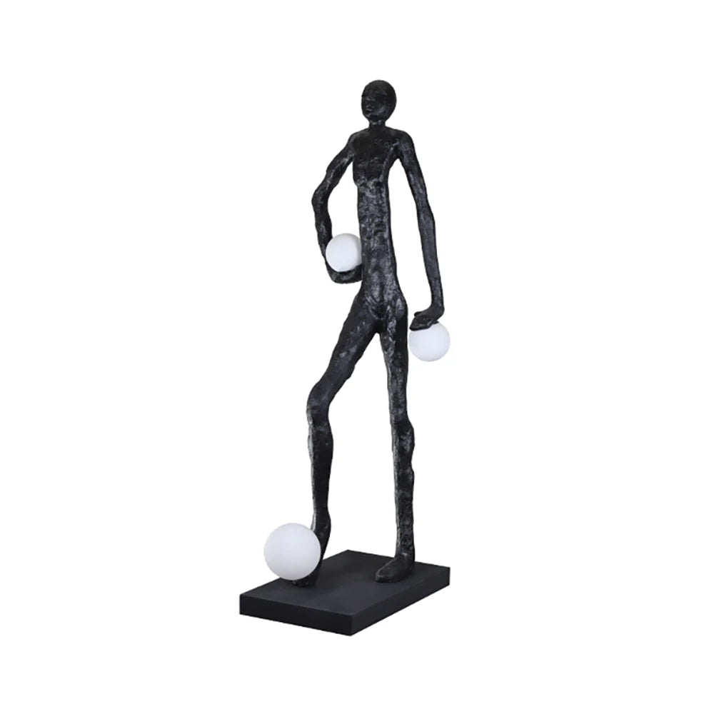 Lámpara de pie con figura de futbolista y escultura