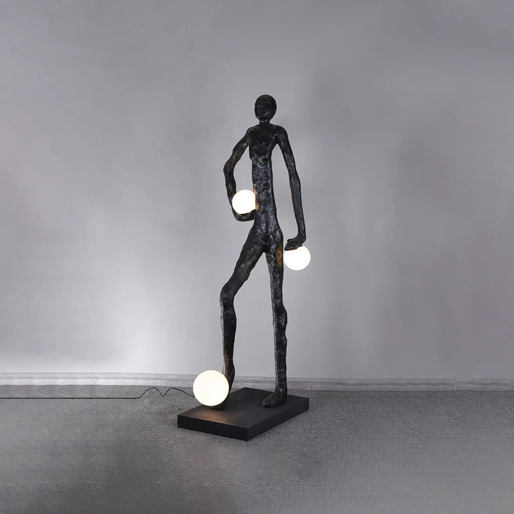 Lámpara de pie con figura de futbolista y escultura