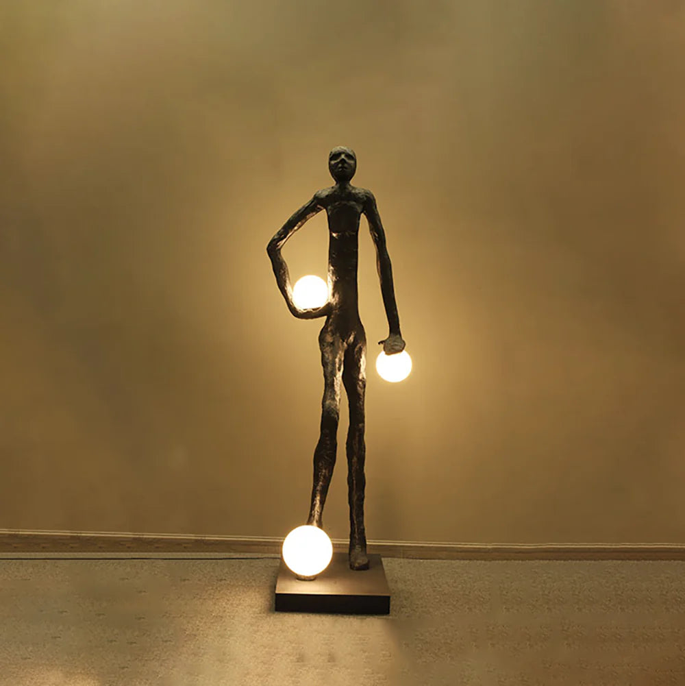 Lámpara de pie con figura de futbolista y escultura