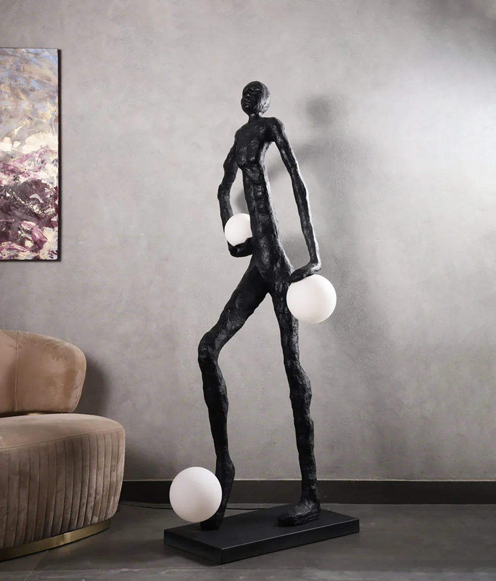 Lámpara de pie con figura de futbolista y escultura