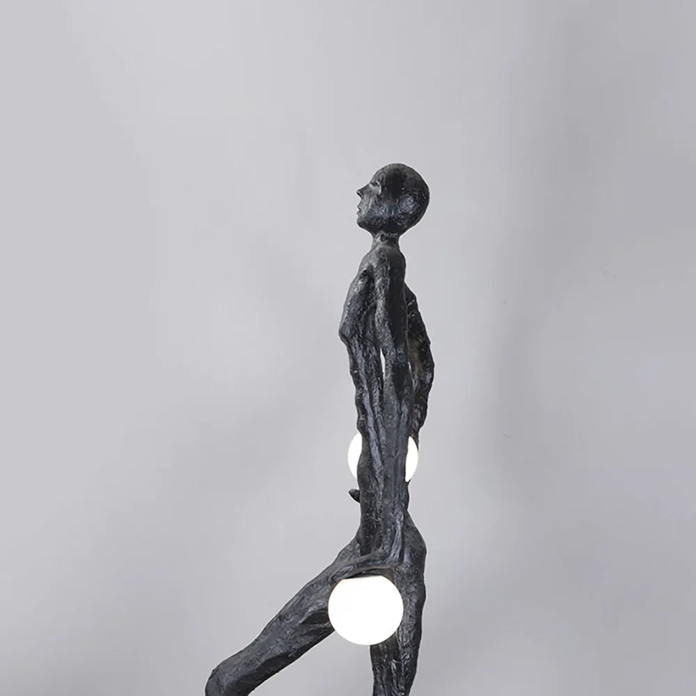 Lámpara de pie con figura de futbolista y escultura