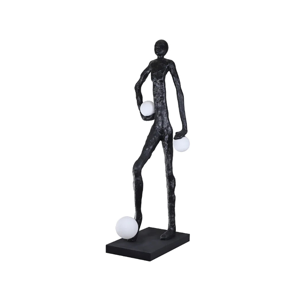 Lámpara de pie con figura de futbolista y escultura