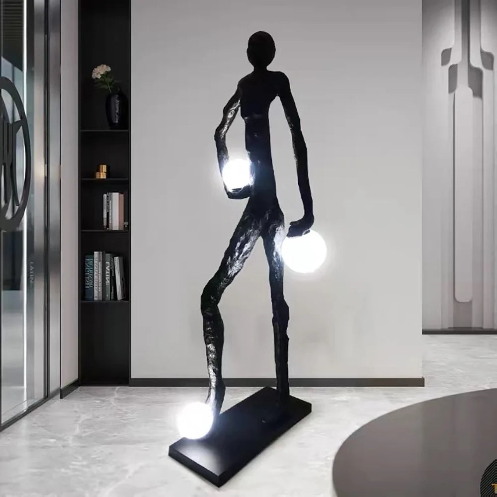 Lámpara de pie con figura de futbolista y escultura