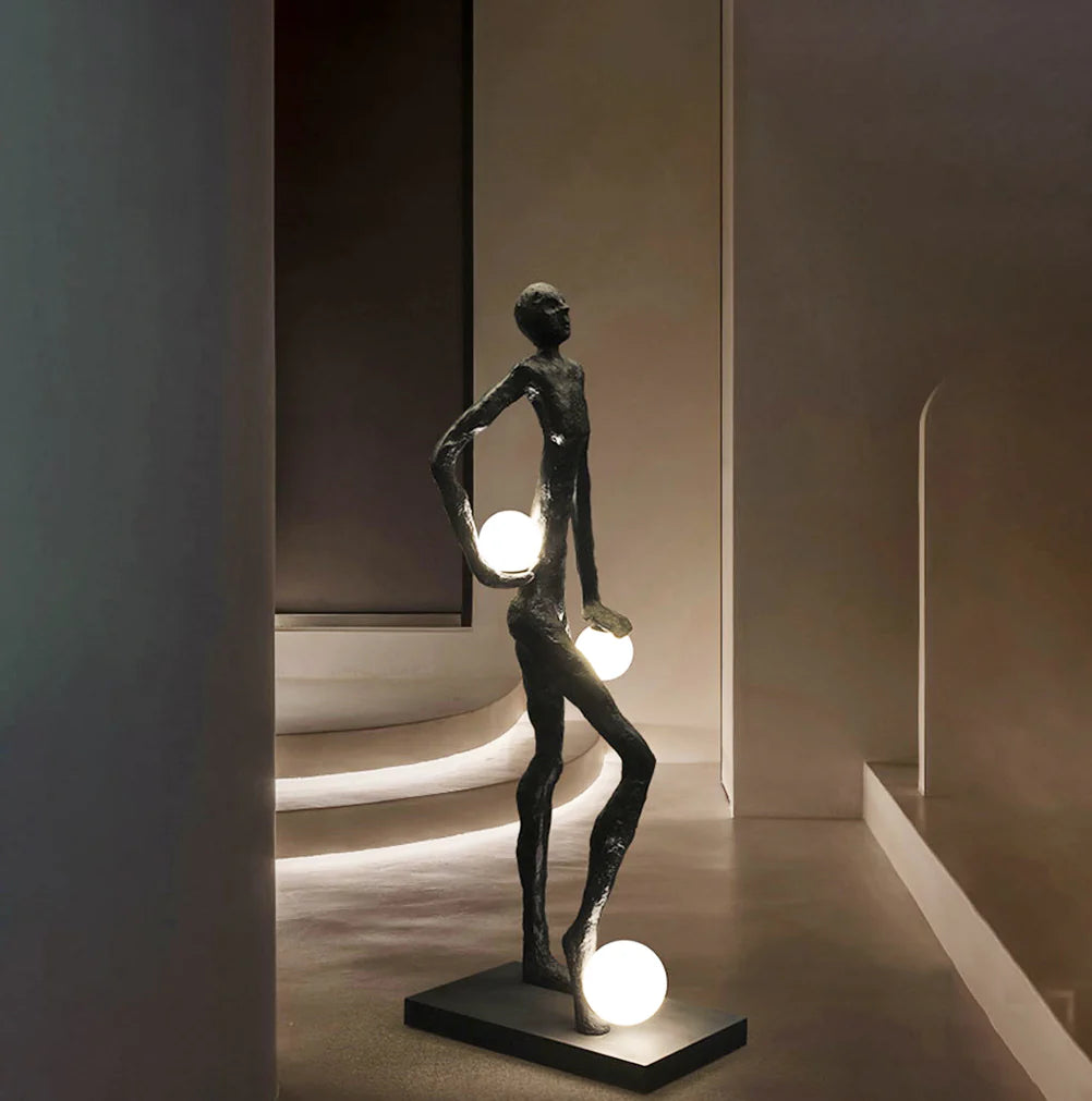 Lámpara de pie con figura de futbolista y escultura