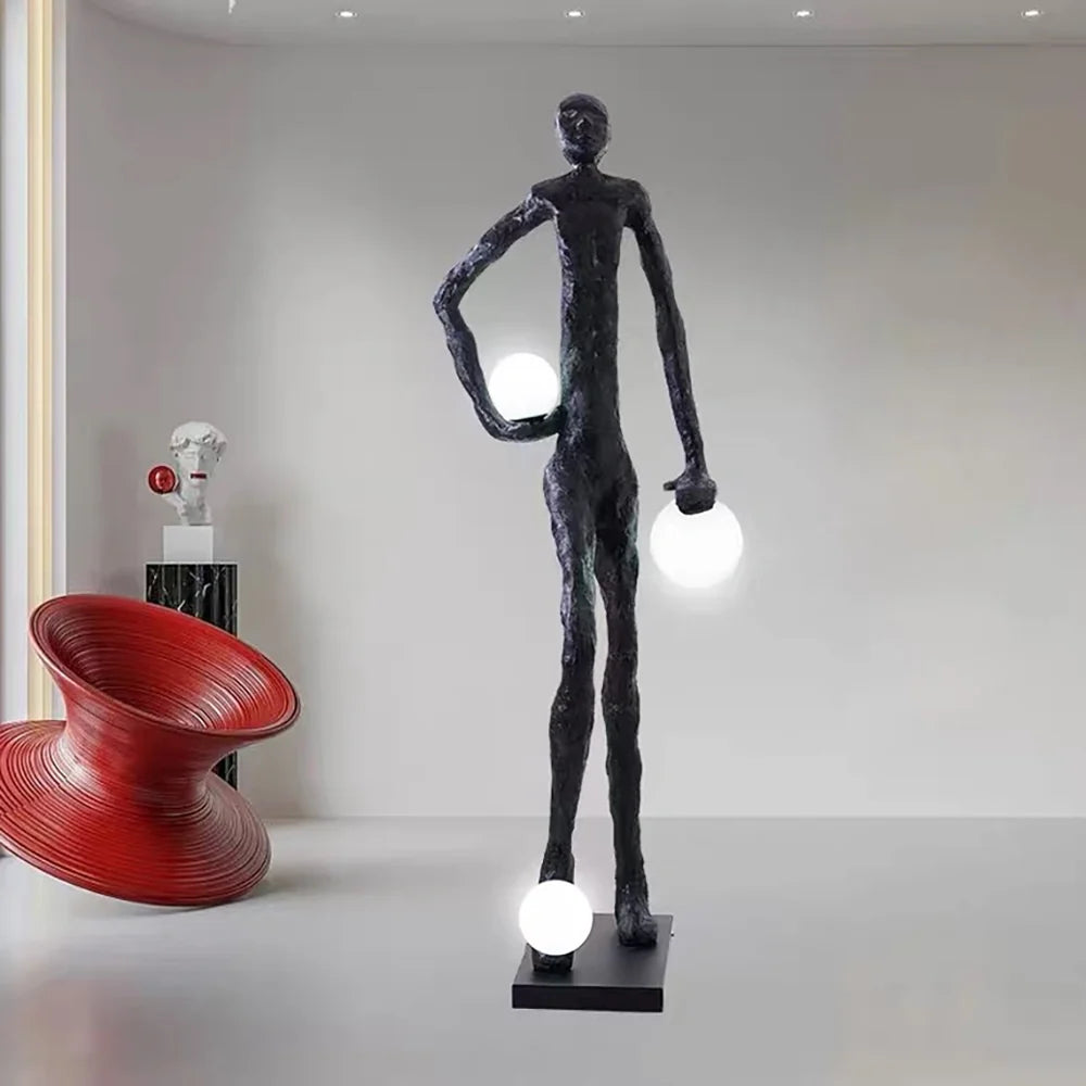Lámpara de pie con figura de futbolista y escultura