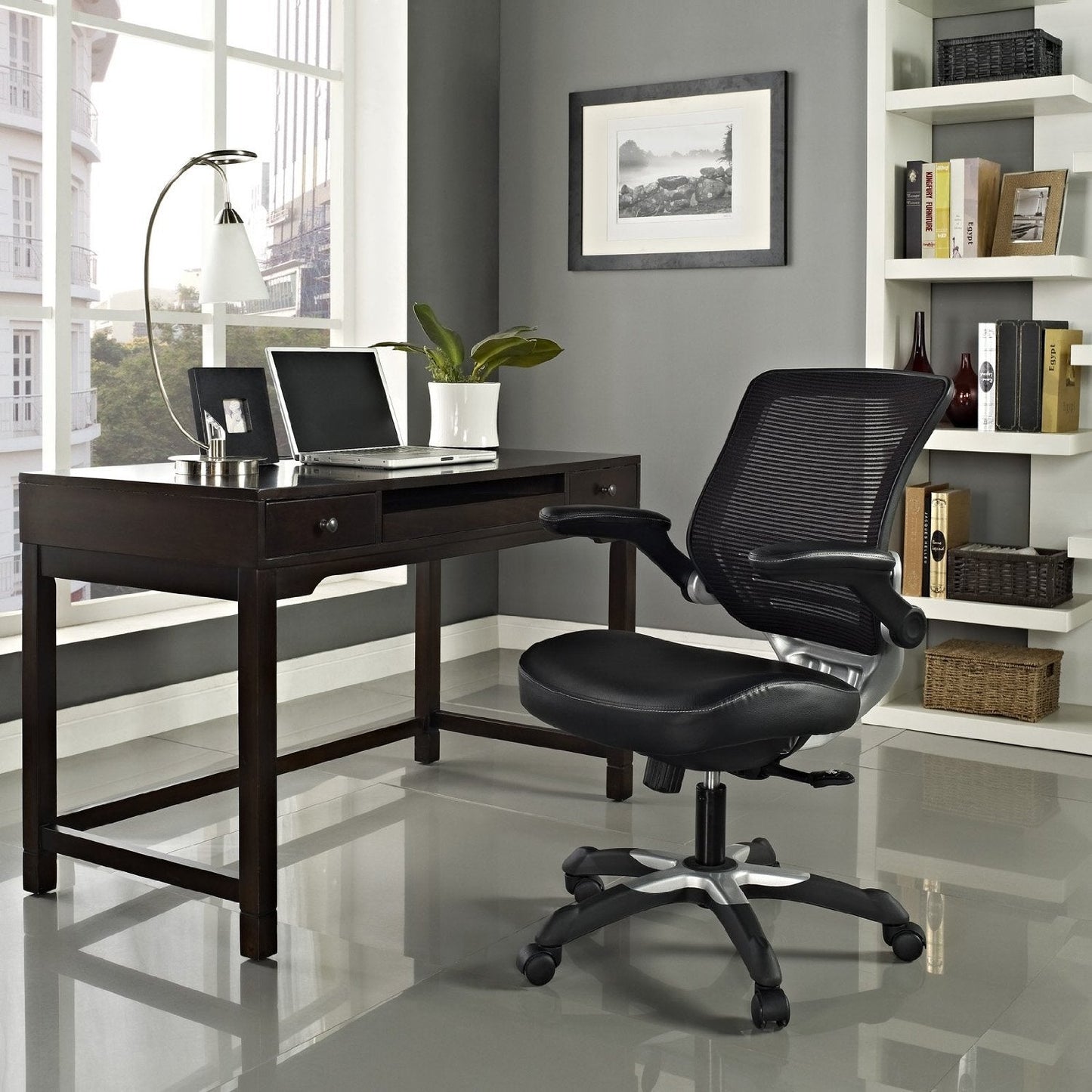 Moderna silla de oficina ergonómica con respaldo de malla negra y brazos abatibles