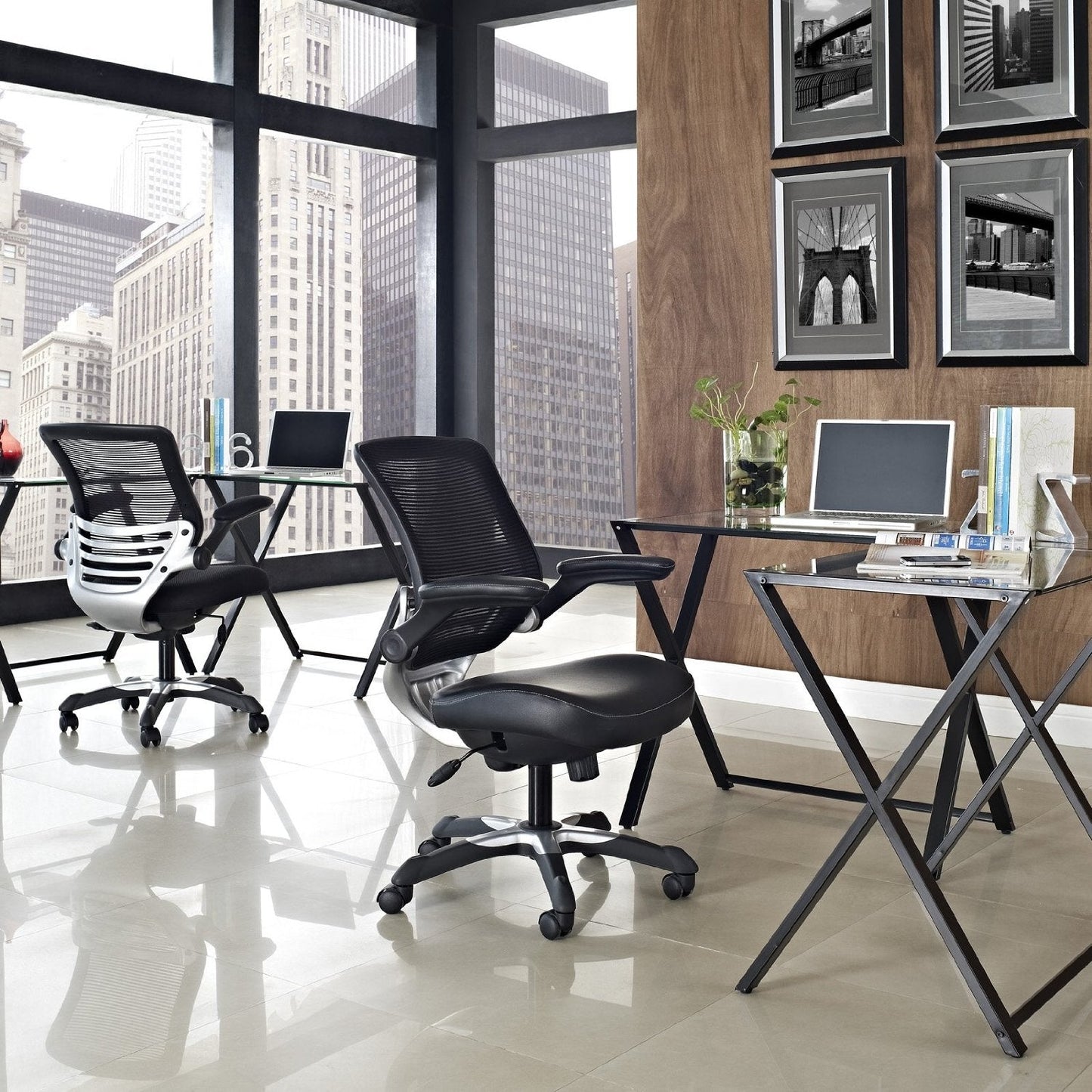 Moderna silla de oficina ergonómica con respaldo de malla negra y brazos abatibles