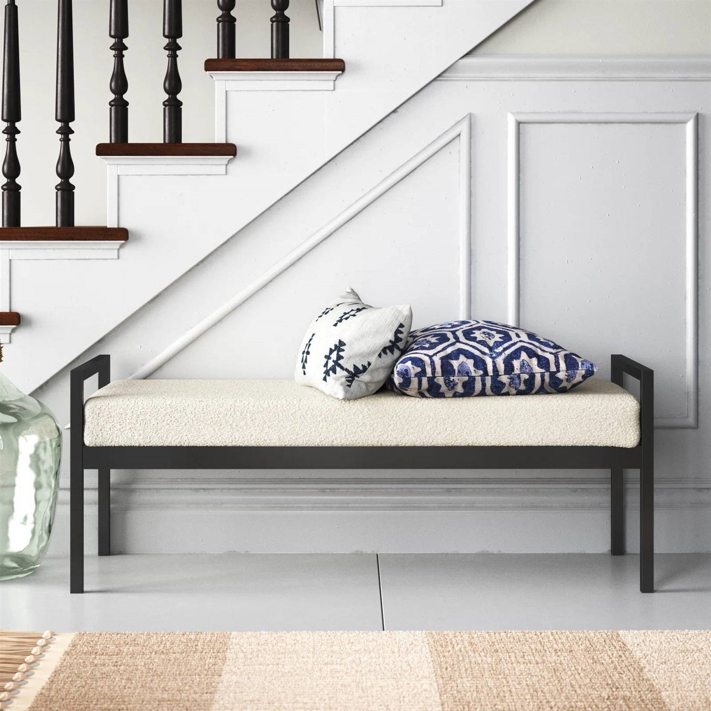 Banco de cama industrial moderno con estructura de metal negro y cojín tapizado color crema
