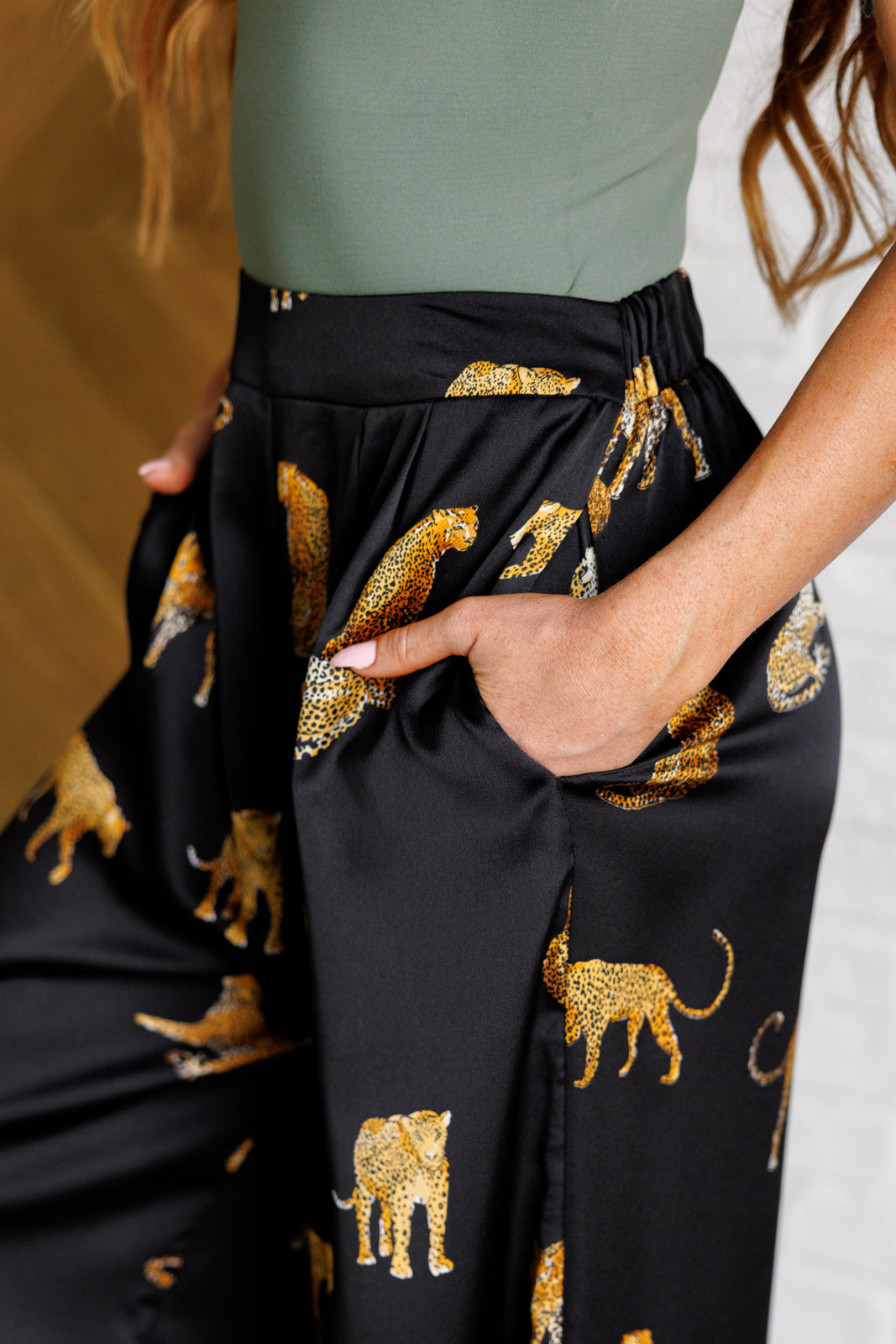 Pantalones anchos de satén de leopardo Legendario