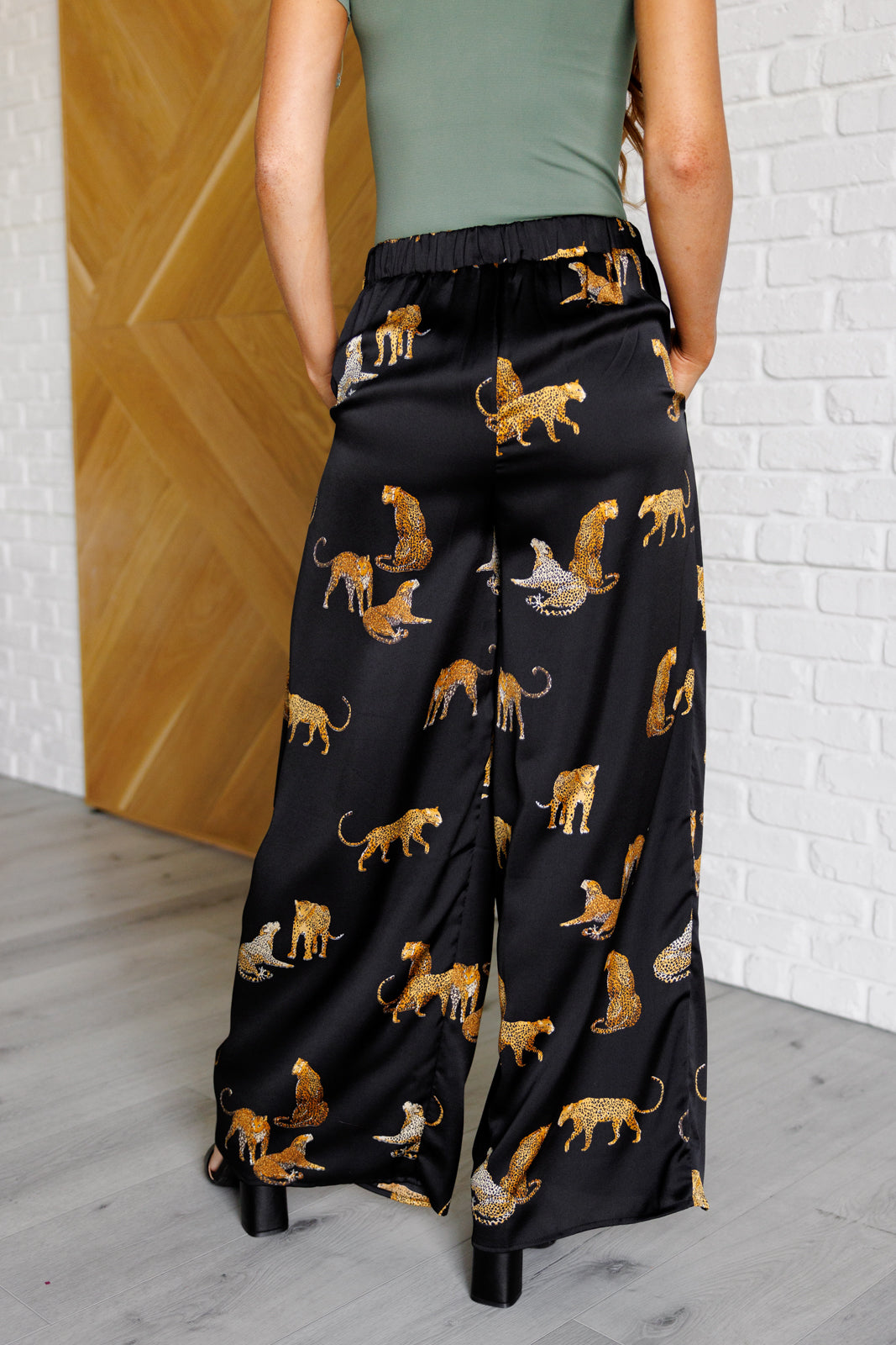 Pantalones anchos de satén de leopardo Legendario