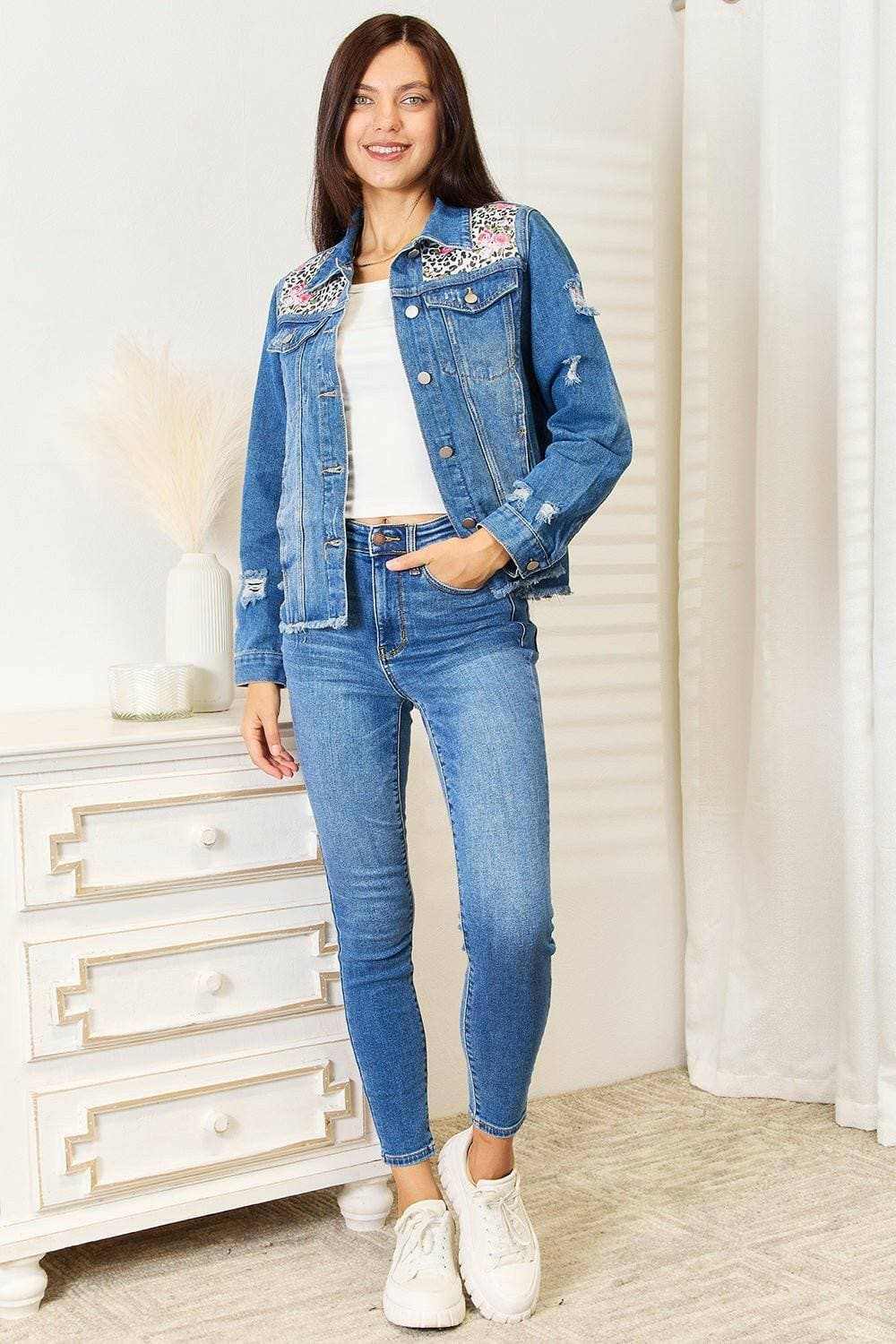 Chaqueta de mezclilla desgastada con estampado floral de leopardo para mujer de Trendsi