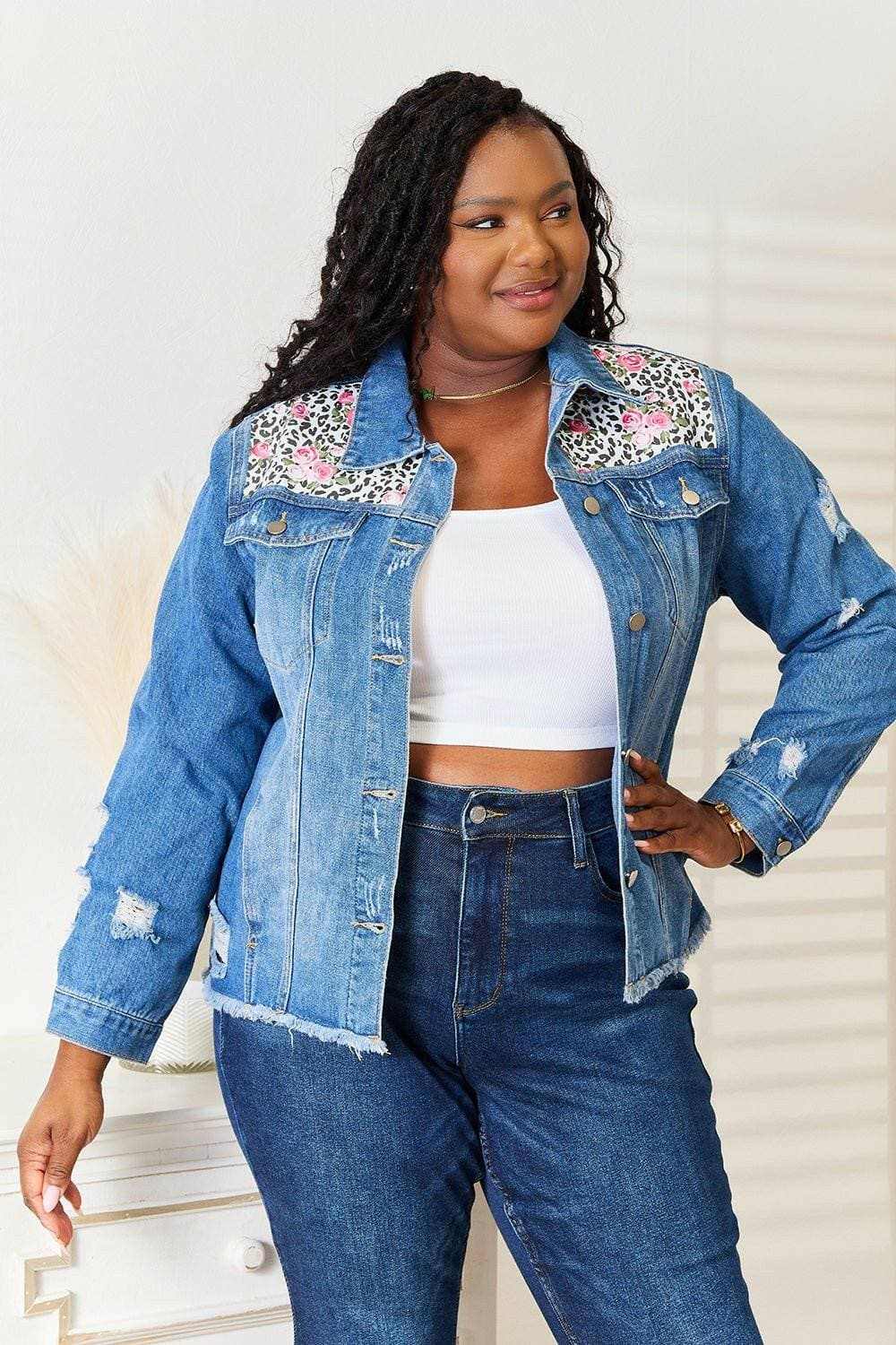 Chaqueta de mezclilla desgastada con estampado floral de leopardo para mujer de Trendsi
