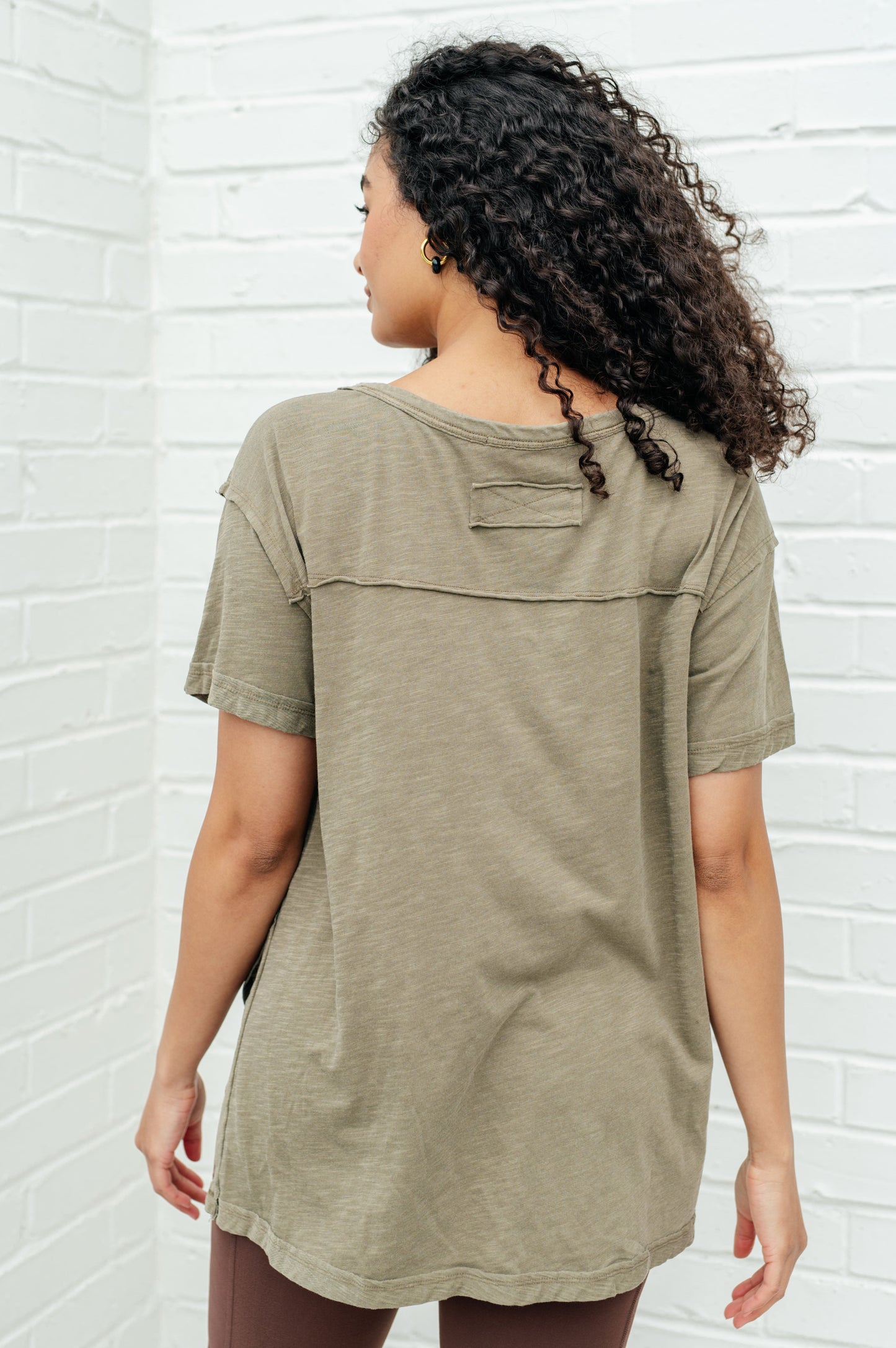 Camiseta Let Me Live Relaxed en color Verde Militar
