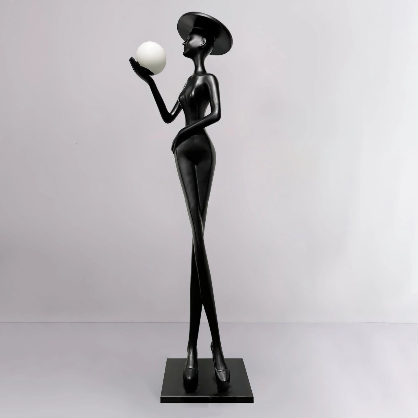 Lámpara de pie con figura escultural Lexa
