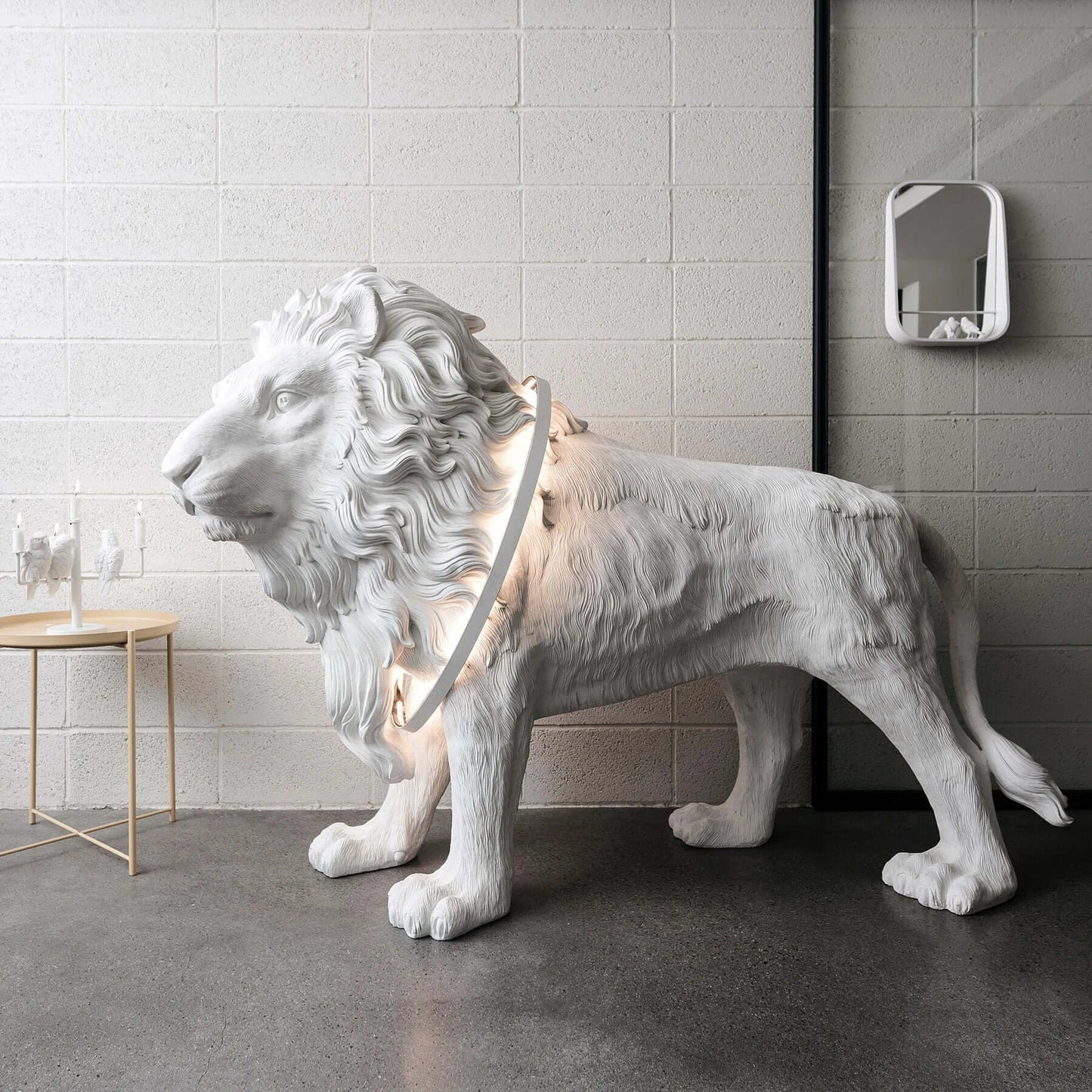 Lámpara de pie con estatua de león