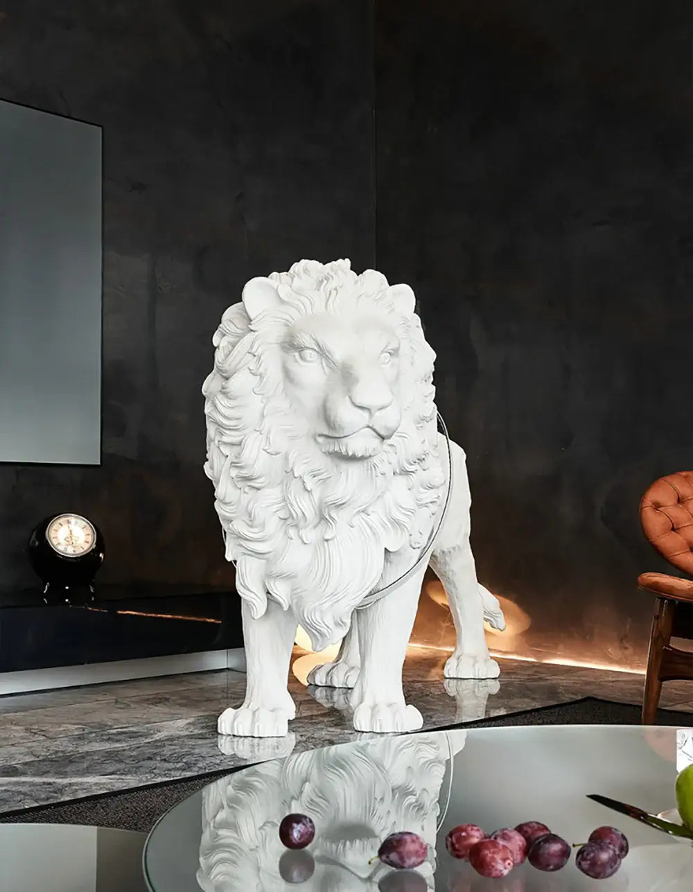 Lámpara de pie con estatua de león