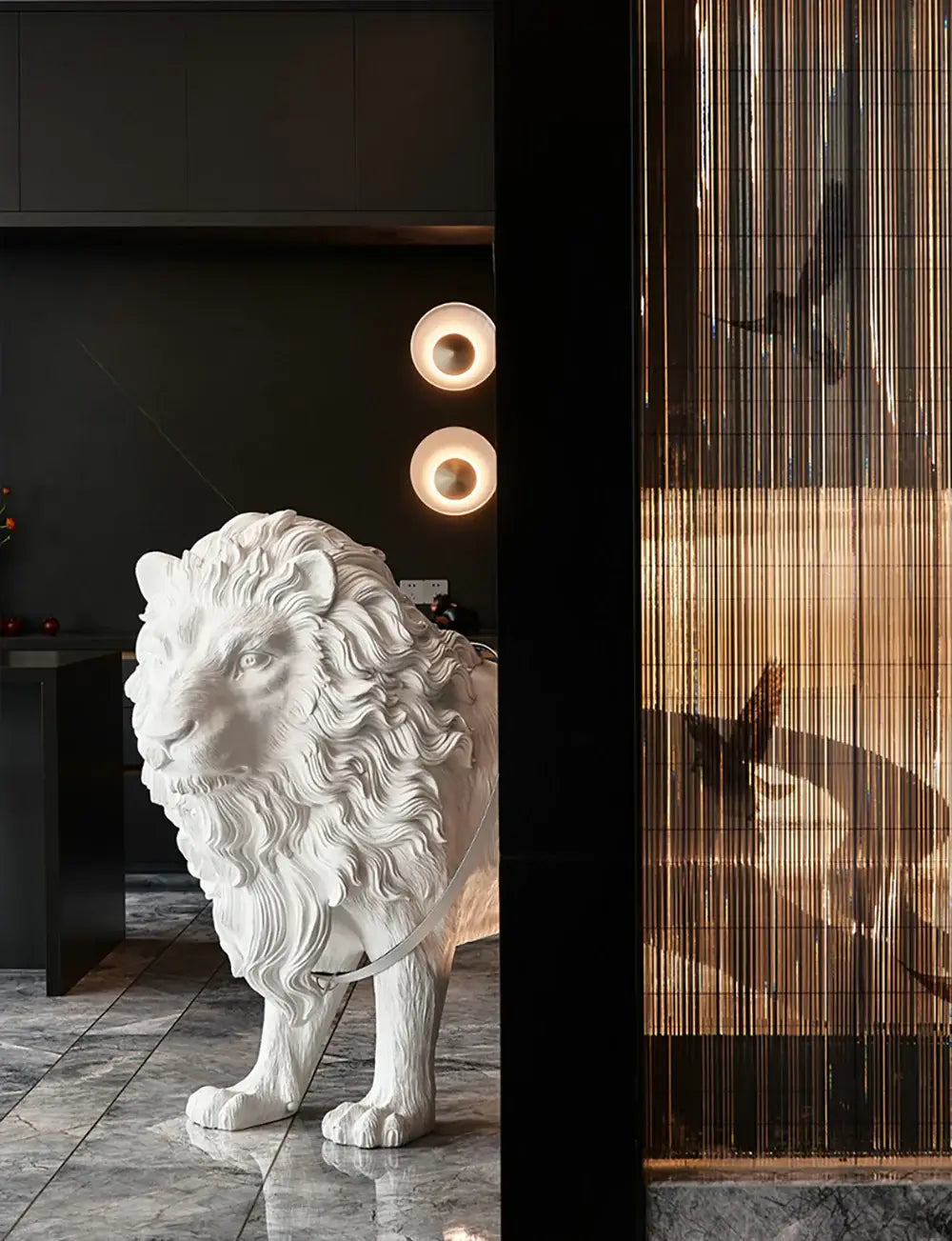 Lámpara de pie con estatua de león