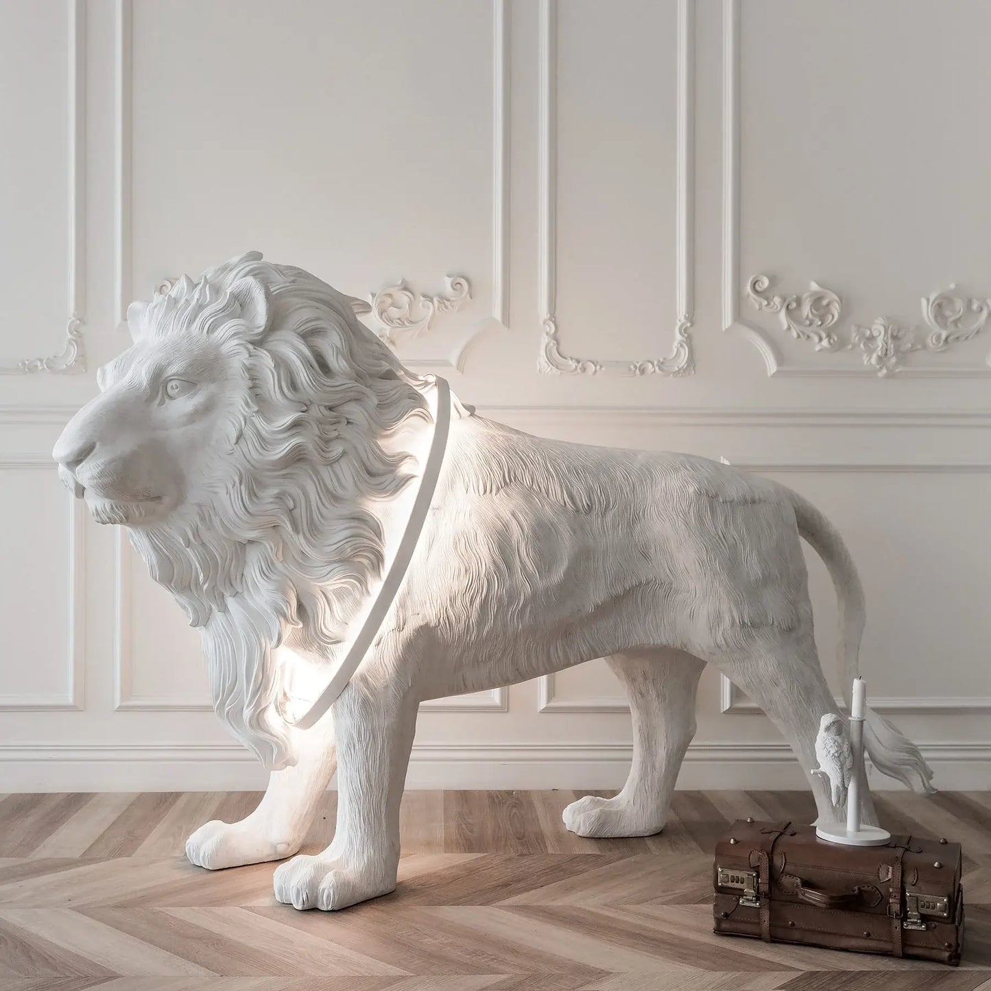 Lámpara de pie con estatua de león