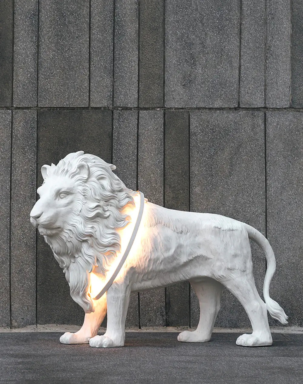 Lámpara de pie con estatua de león