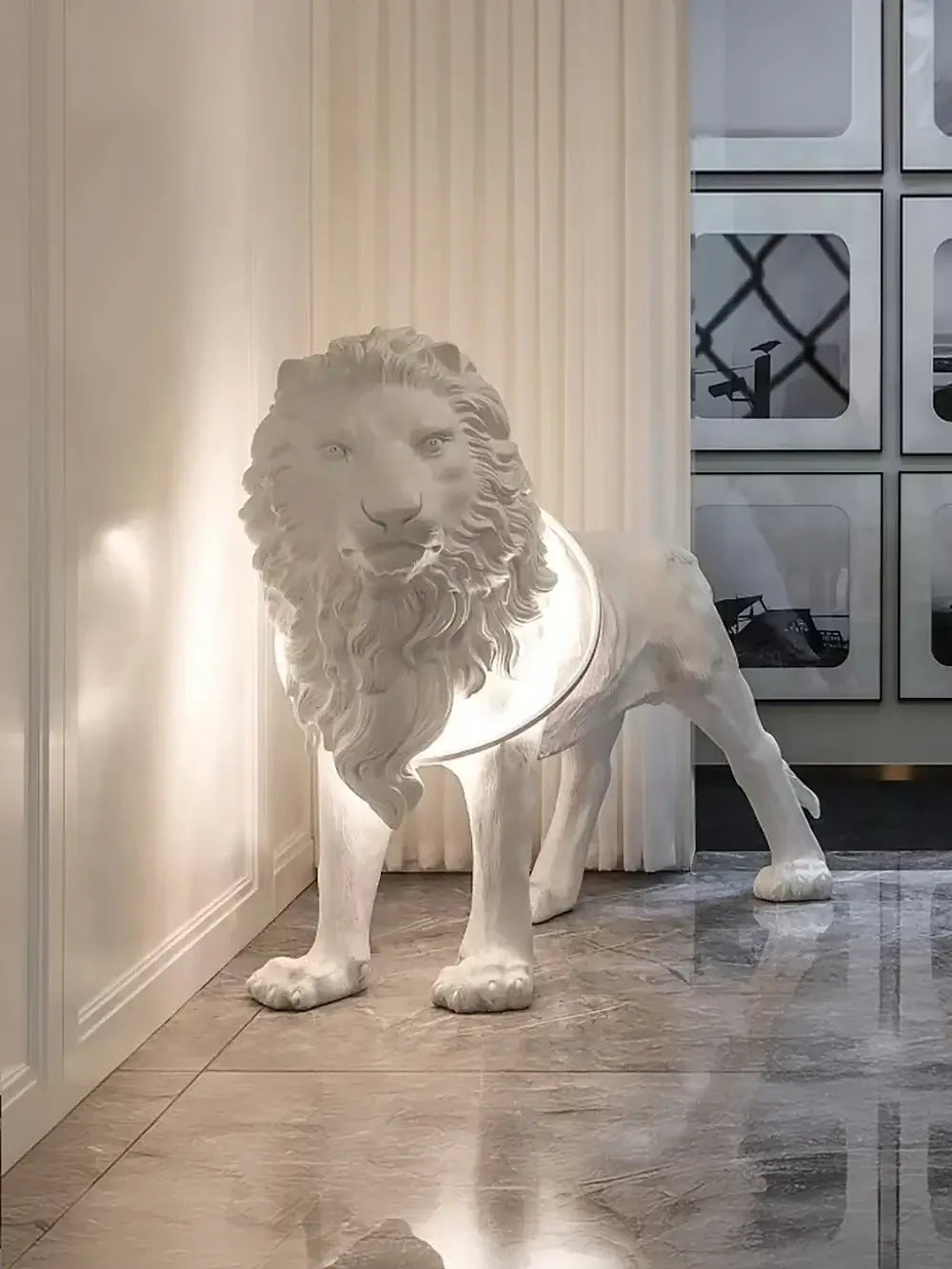 Lámpara de pie con estatua de león
