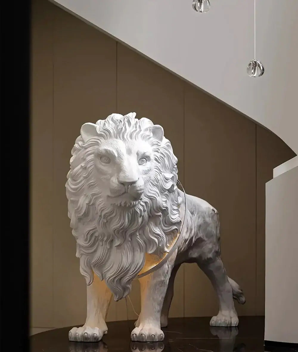 Lámpara de pie con estatua de león
