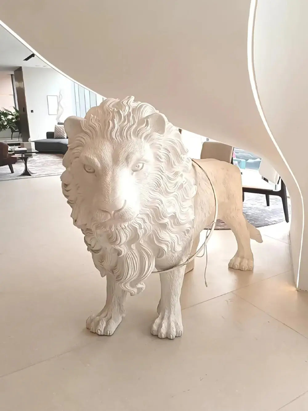 Lámpara de pie con estatua de león