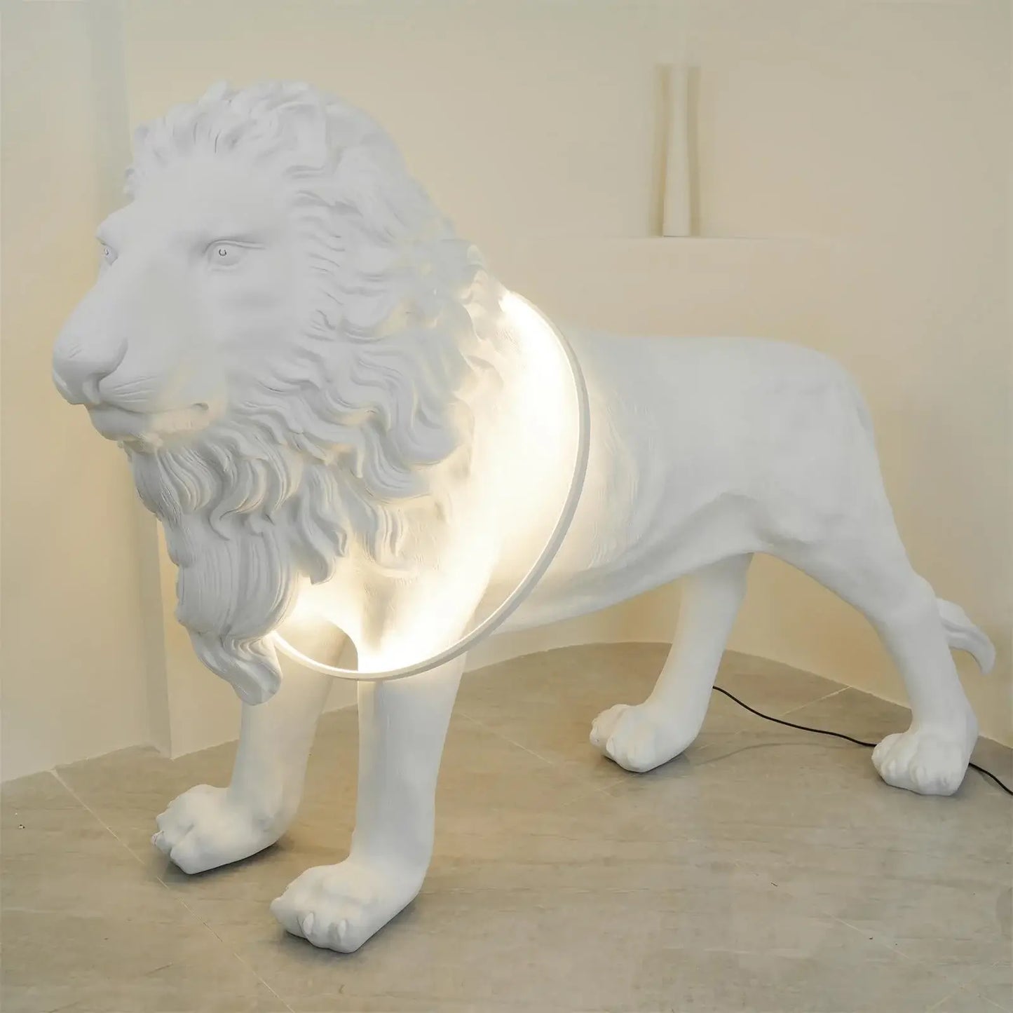 Lámpara de pie con estatua de león
