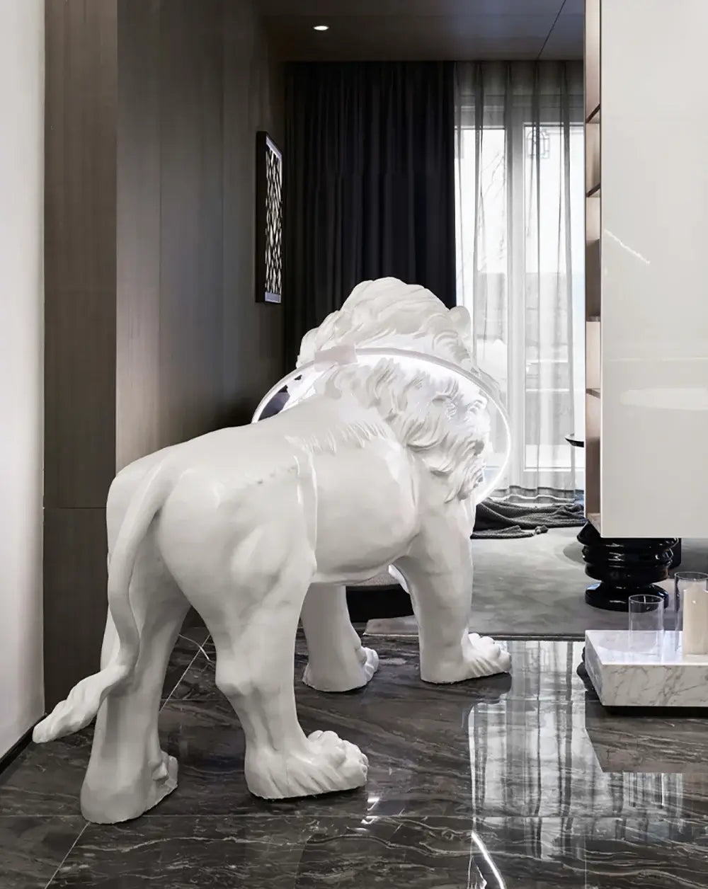 Lámpara de pie con estatua de león