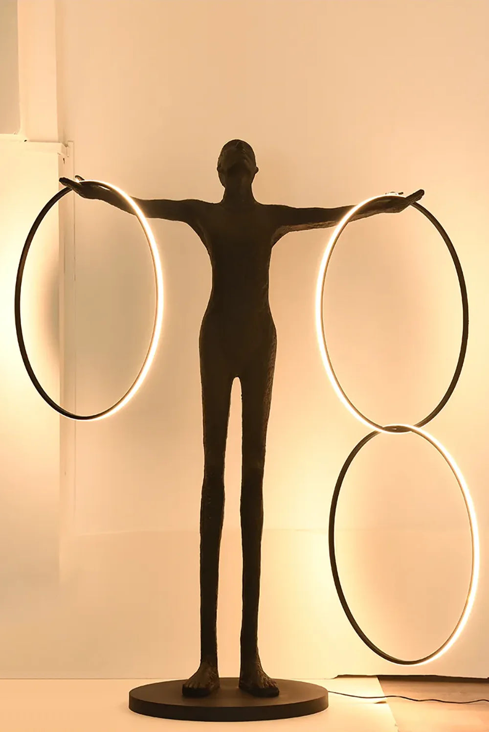 Lámpara de pie con figura de aro de escultura Liva