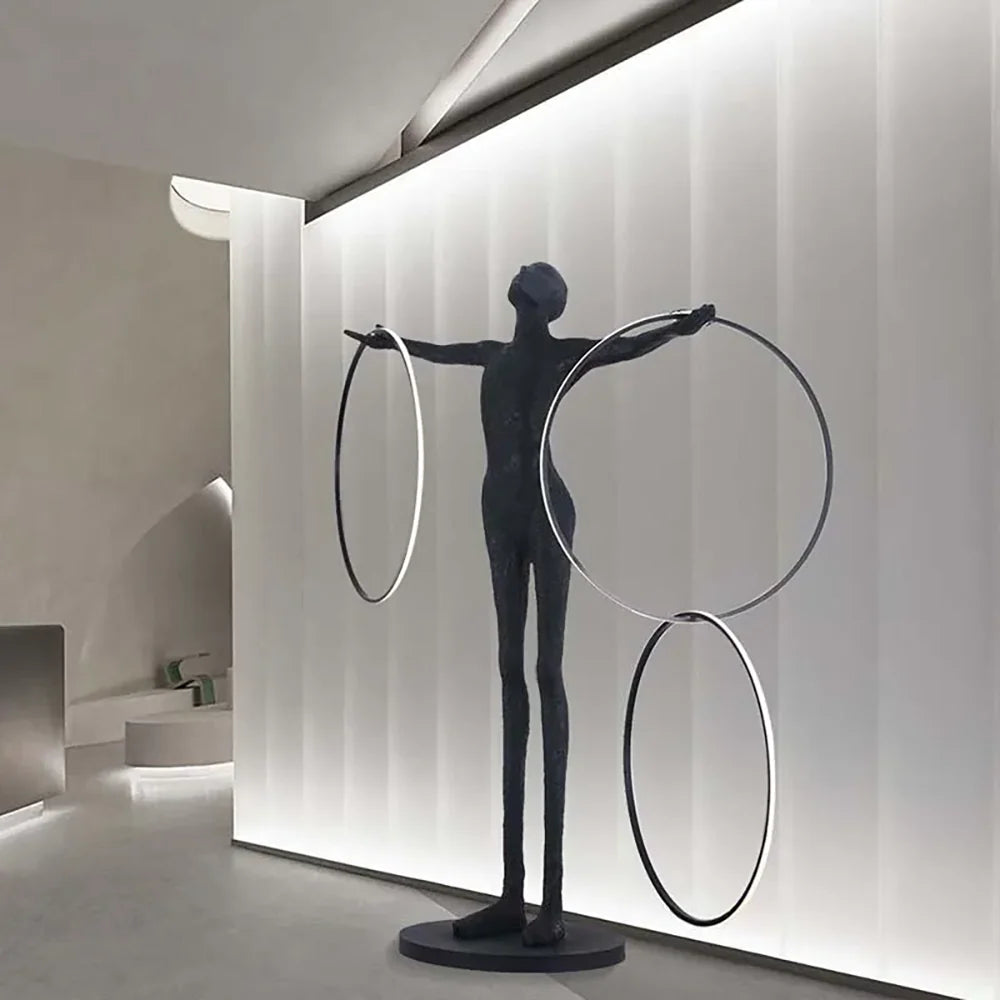 Lámpara de pie con figura de aro de escultura Liva