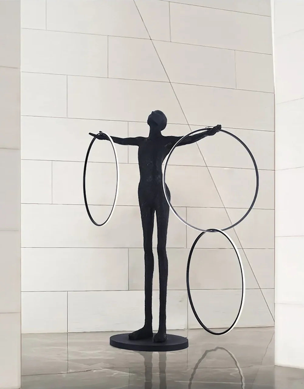 Lámpara de pie con figura de aro de escultura Liva