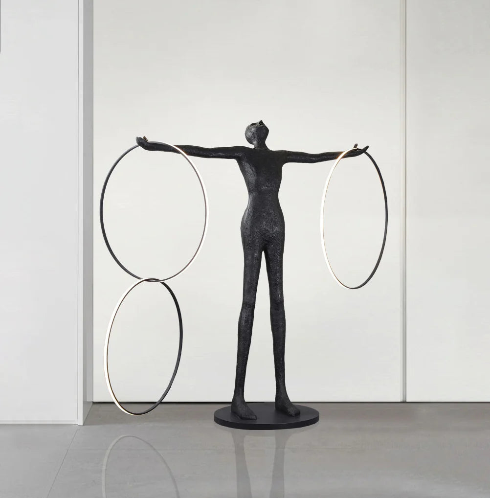 Lámpara de pie con figura de aro de escultura Liva
